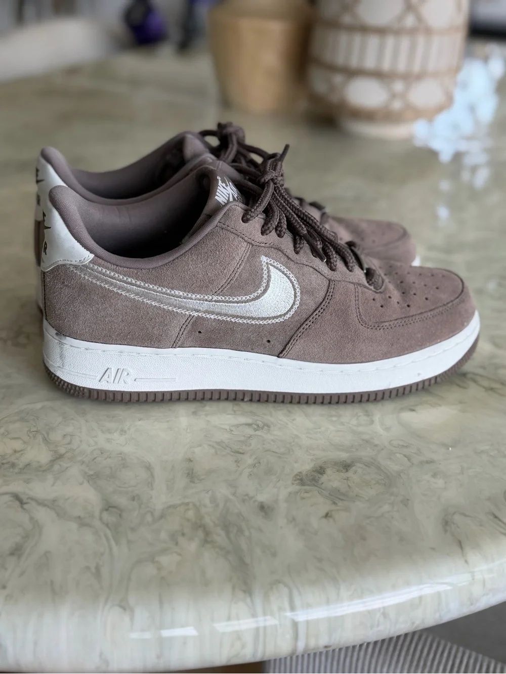 Men Nike Air Force 1 Low '07 LV8 Mink Brown white Embroidered barely used 9.5US - Picture 1 of 7